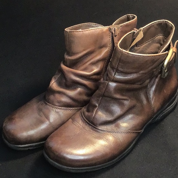 Clarks Ankle Boot - 7 1/2 W - Picture 1 of 5